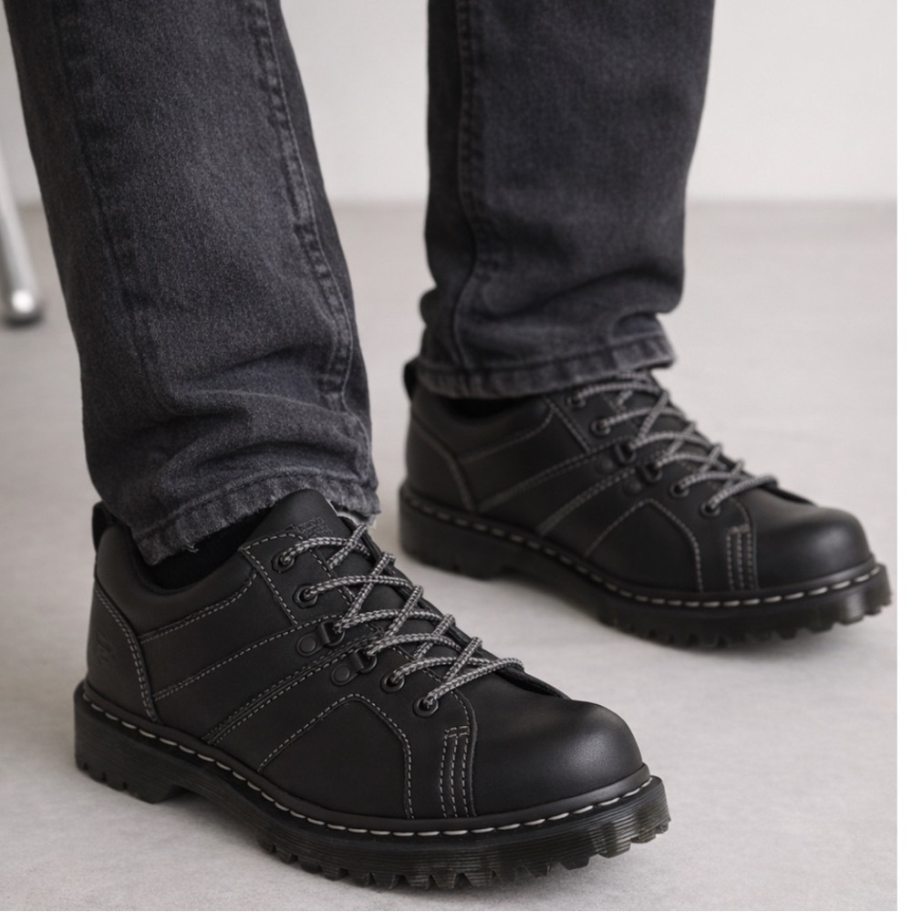 Dr. Martens Finnegan black size 11 tie up shoe